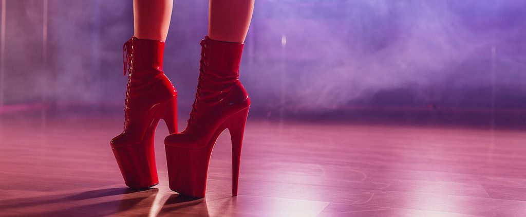 Μητέρα νύφης έκανε pole dancing στον γάμο της κόρης της και «έκλεψε» την παράσταση: Δείτε βίντεο