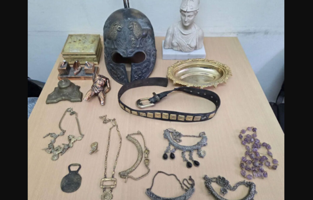 Από περικεφαλαία μέχρι αγιογραφημένες εικόνες: Χειροπέδες σε δύο νεαρούς στη Ρόδο για μπαράζ κλοπών (φωτογραφίες)