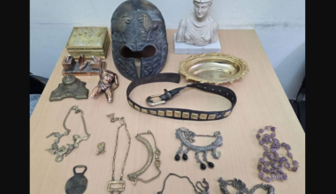 Από περικεφαλαία μέχρι αγιογραφημένες εικόνες: Χειροπέδες σε δύο νεαρούς στη Ρόδο για μπαράζ κλοπών (φωτογραφίες)