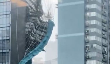 Βίντεο: Η στιγμή που καταρρέει σκαλωσιά στο Χονγκ Κονγκ από τη μανία του τυφώνα Noul