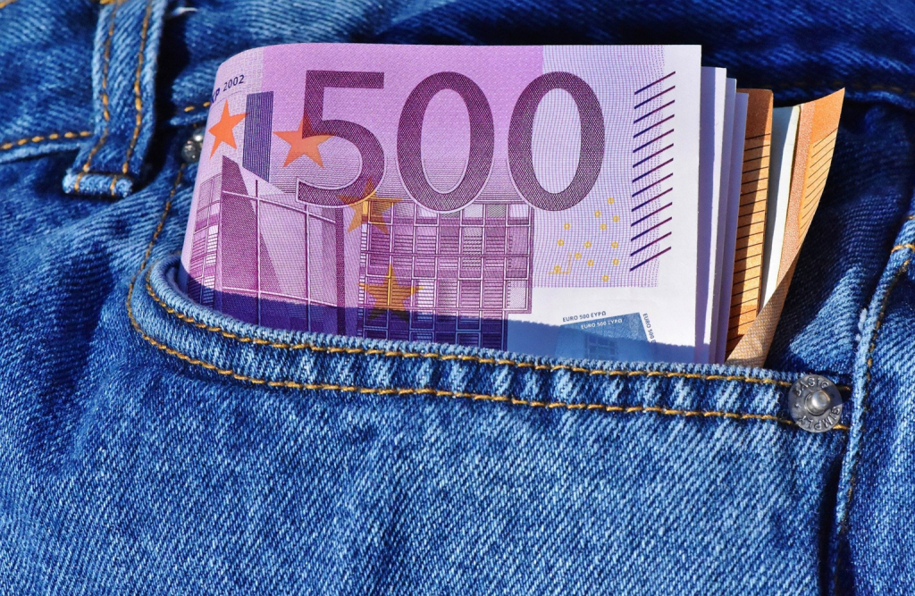 «Παρελθόν» το 500ευρο: Τι ισχύει για όσους έχουν χαρτονομίσματα στην κατοχή τους
