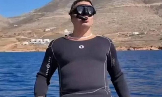Τι άλλο θα δούμε: Ο Β.Κικίλιας φωτογραφίζεται φορώντας αναπνευστήρα… έξω από την θάλασσα