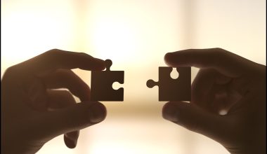 Το μυστικό των ζευγαριών που μένουν μαζί για χρόνια: Η ερώτηση που κρατά ζωντανή τη σχέση