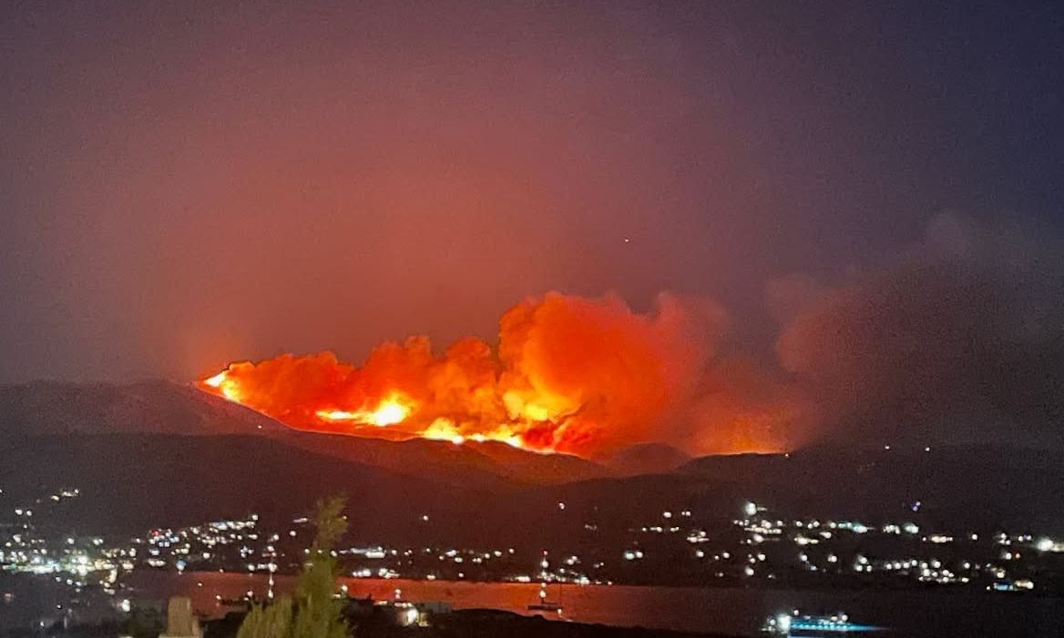 Συνελήφθη ο δήμαρχος της Πάρου και τρία άτομα για τη φωτιά στο νησί