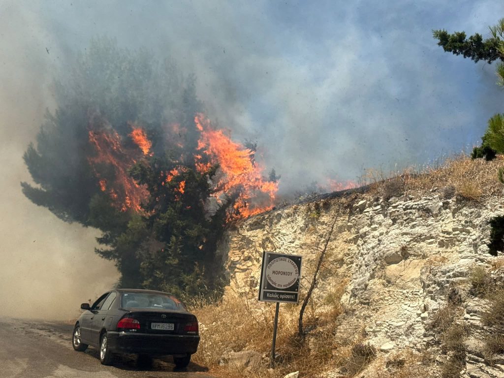 Σε επιφυλακή όλο το Ρέθυμνο: Εκτός ελέγχου οι πυρκαγιές – Εκκενώνεται η Αγία Γαλήνη των 2.000 τουριστών! (βίντεο)