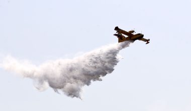 Υποδοχή ήρωα σε Έλληνα πιλότο Canadair με «αψίδα νερού» στην Ισπανία (βίντεο)