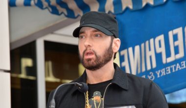 «Εγκεφαλικό» προκαλούν τα λεφτά για τα sneakers και τα αθλητικά παπούτσια του Έμινεμ που θα βγουν σε δημοπρασία