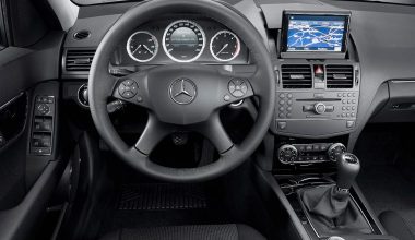 Ο λόγος που το τιμόνι σε πολλά νέα αυτοκίνητα δεν είναι πλέον απόλυτα στρογγυλό