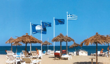 Χάνουν τη «Γαλάζια Σημαία» εννέα παραλίες σε Χίο και Πάρο – Ποια προβλήματα εντοπίστηκαν