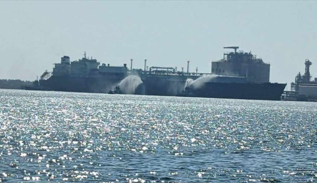 Πρωτοφανές πλήγμα σε πλοίο LNG των ΗΠΑ στα νερά της Μεσογείου: Αναφορές ότι χτυπήθηκε από ιρανικό drone! (βίντεο)