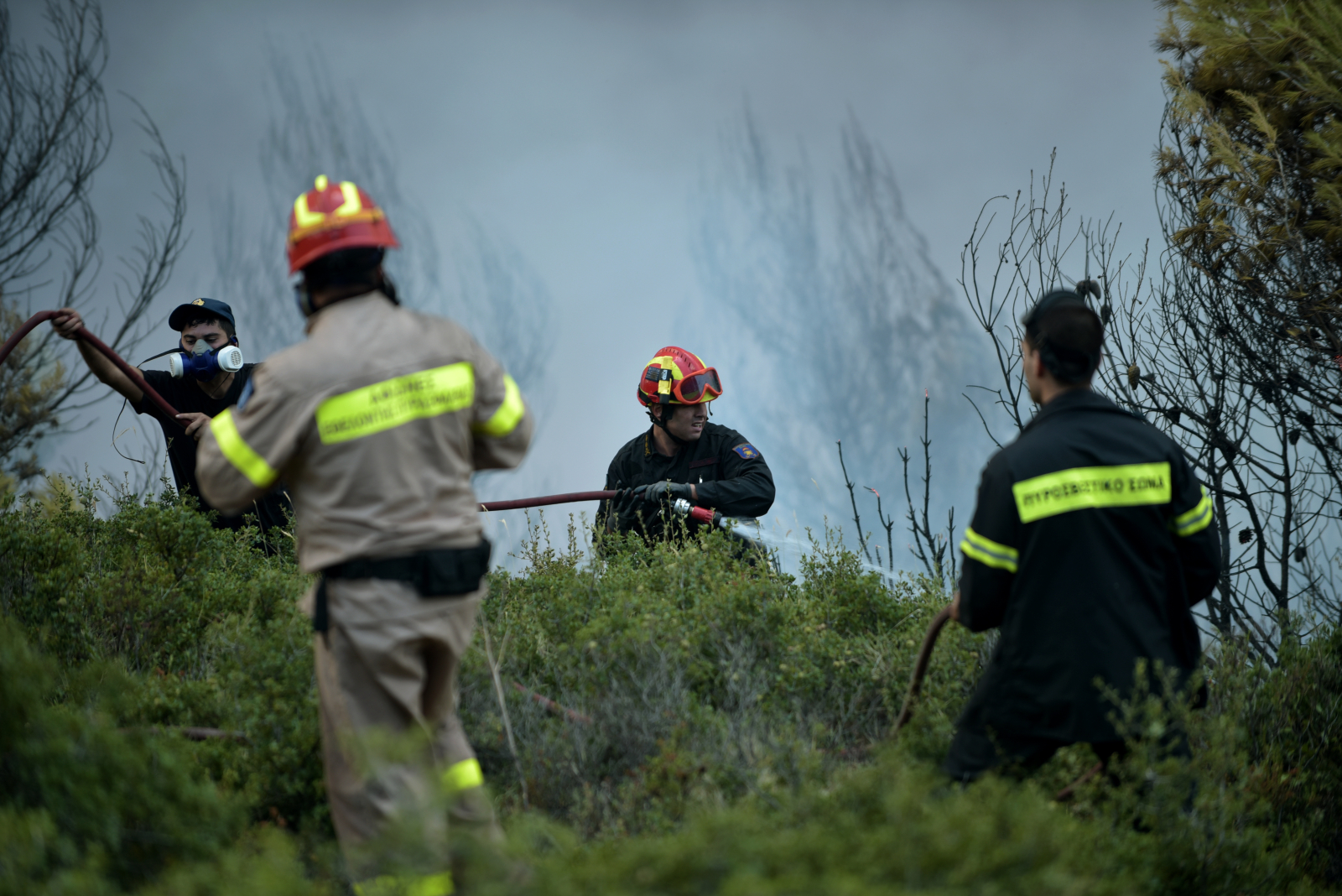 Δύο πυροσβέστες 23 και 27 ετών κάηκαν στην φωτιά που μαίνεται στο Ρέθυμνο: Εγκλωβίστηκαν στο πυροσβεστικό όχημα