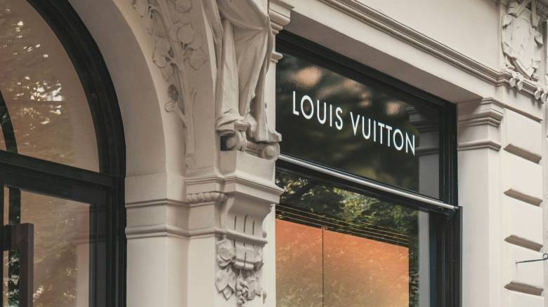 Louis Vuitton: Έπεσαν οι πωλήσεις στην ελληνική αγορά το 2025 καθώς μειώθηκαν και οι τουρίστες με λεφτά