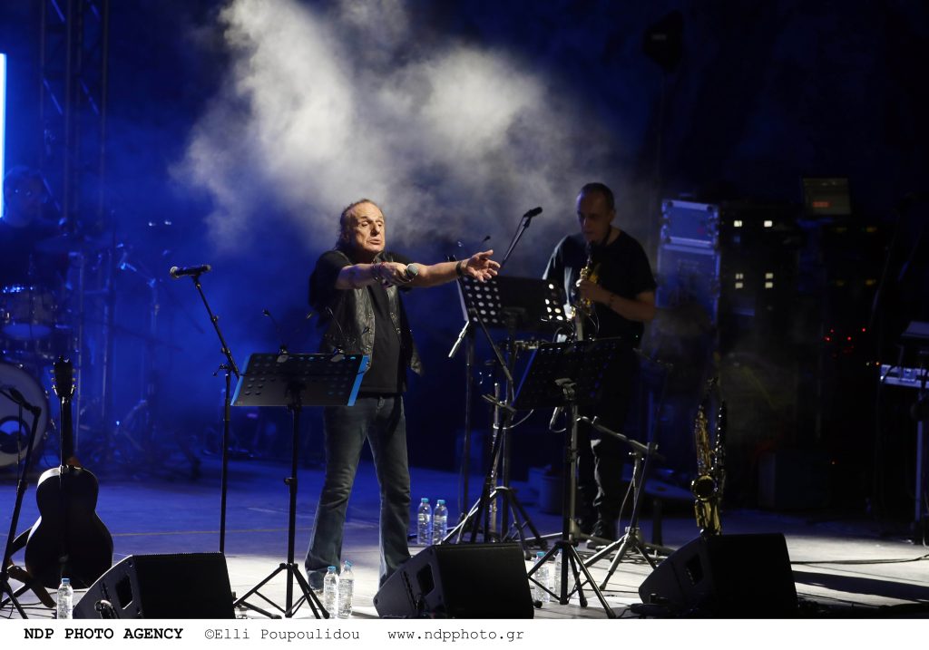 Β.Παπακωνσταντίνου: Διέκοψε συναυλία του & ζήτησε να σβήσουν τα καπνογόνα – «Σεβαστείτε τους ανθρώπους που χάθηκαν»