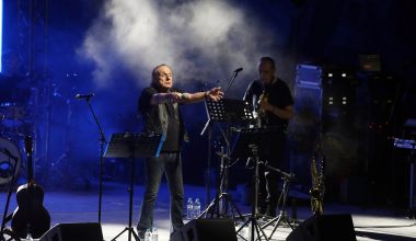Β.Παπακωνσταντίνου: Διέκοψε συναυλία του & ζήτησε να σβήσουν τα καπνογόνα – «Σεβαστείτε τους ανθρώπους που χάθηκαν»