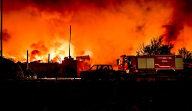 Υπό έλεγχο η φωτιά σε εταιρεία ενοικίασης εξοπλισμού κέτερινγκ στο Μαρκόπουλο