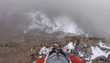 Ρωσία: Αλεξιπτωτιστής πλαγιάς χάνει τον έλεγχο στον αέρα – «Είμαι τελειωμένος» φώναζε πριν σωθεί (βίντεο)