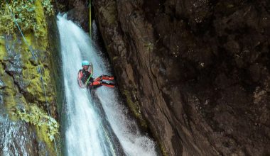 Canyoning: Το ακραίο άθλημα όπου οι αθλητές «δαμάζουν» φαράγγια με νερό και βράχια