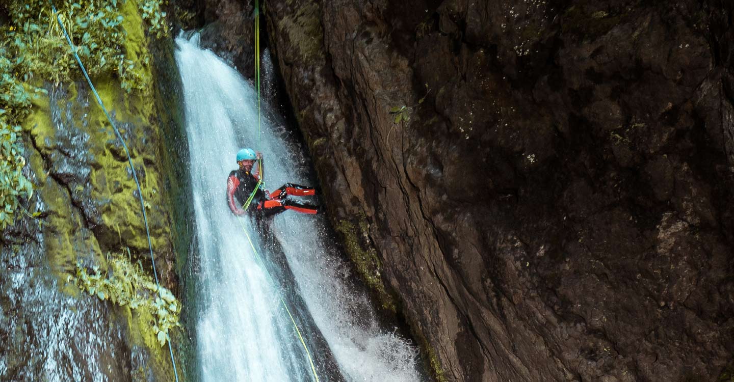 Canyoning: Το ακραίο άθλημα όπου οι αθλητές «δαμάζουν» φαράγγια με νερό και βράχια