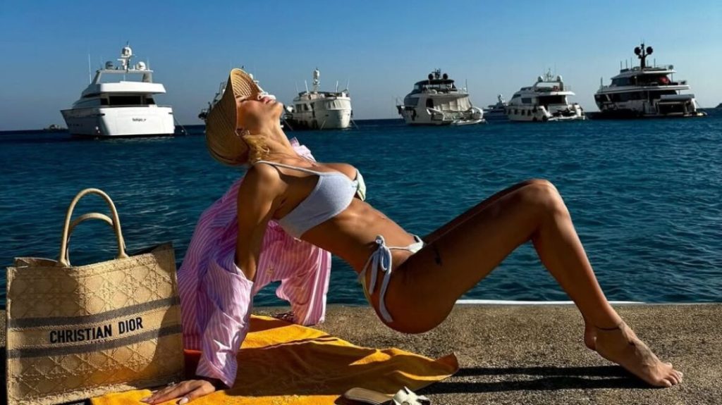 Η Α.Παναγιώταρου «ανέβασε» για ακόμη μία φορά την θερμοκρασία με τις νέες φωτογραφίες της με μπικίνι στη Μύκονο