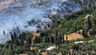Φωτιά στην Άνδρο: Εκκενώνονται οι περιοχές Παλαιόπολη και Κόλυμπος (φωτο)