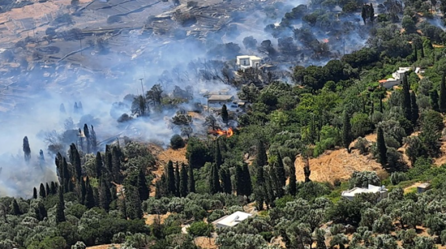 Φωτιά στην Άνδρο: Εκκενώνονται οι περιοχές Παλαιόπολη και Κόλυμπος (φωτο)