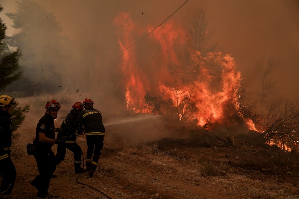Διεθνή ΜΜΕ για τις φονικές πυρκαγιές στην Ελλάδα: «Η Ευρώπη φλέγεται – Θρήνος για τους πυροσβέστες που χάθηκαν»
