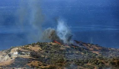 Φωτιά στο Ρέθυμνο: Toυλάχιστον 50 άνθρωποι απεγκλωβίστηκαν διά θαλάσσης στην παραλία Πρέβελη