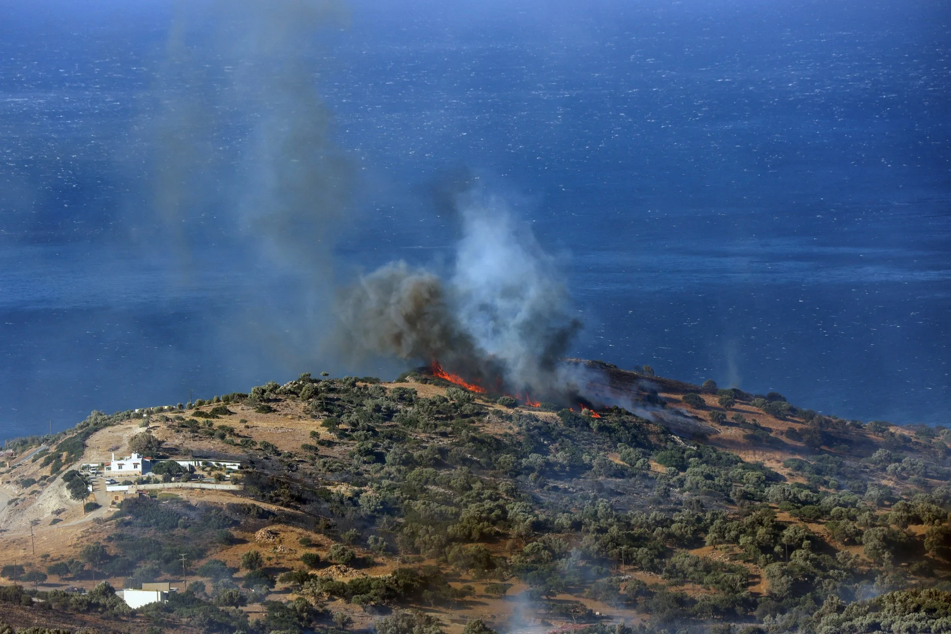 Φωτιά στο Ρέθυμνο: Toυλάχιστον 50 άνθρωποι απεγκλωβίστηκαν διά θαλάσσης στην παραλία Πρέβελη