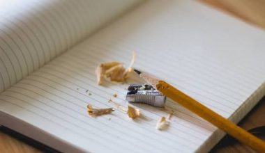 Η Σουηδία γυρίζει την πλάτη στις οθόνες και επιστρέφει στο χαρτί – «Θέλουμε να περιορίσουμε όσο γίνεται τις οθόνες»