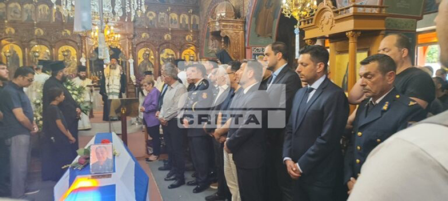 Ξεκίνησε η εξόδιος ακολουθία του 58χρονου πυροσβέστη που έχασε τη ζωή του στη φωτιά του Ρεθύμνου