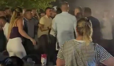 Πανηγύρι έγινε ρινγκ στην Αιτωλοακαρνανία – Ξύλο με καρέκλες και μπουνιές ενώ τραγουδούσε η Γωγώ Τσαμπά (βίντεο)