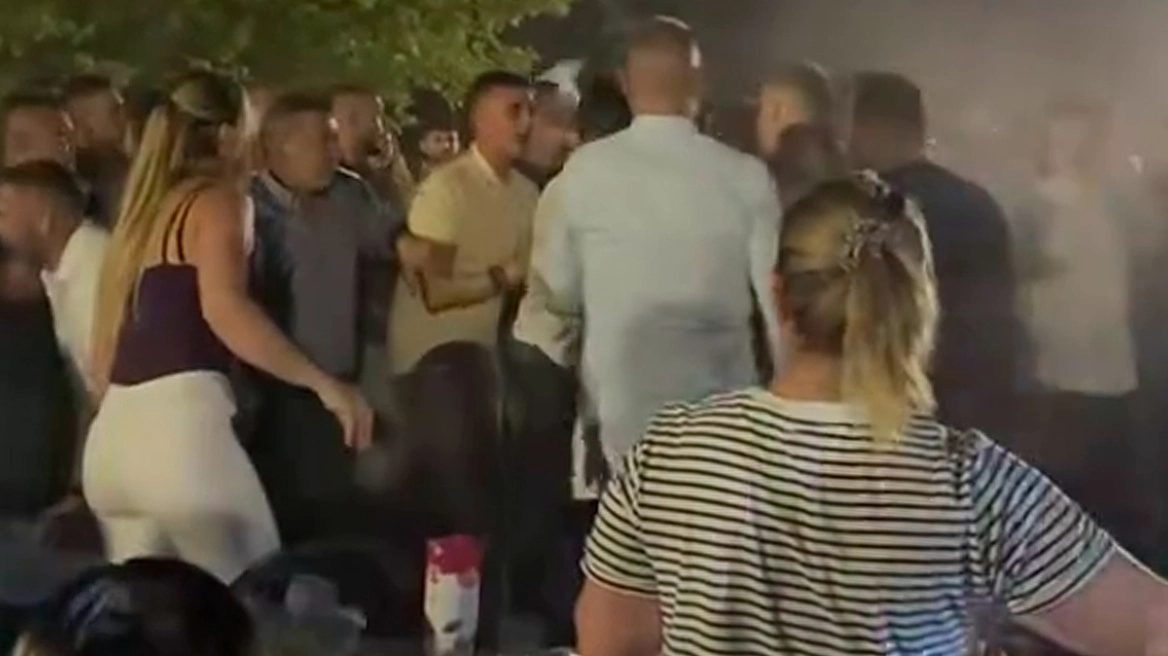 Πανηγύρι έγινε ρινγκ στην Αιτωλοακαρνανία – Ξύλο με καρέκλες και μπουνιές ενώ τραγουδούσε η Γωγώ Τσαμπά (βίντεο)