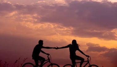 Γιατί μερικοί άνθρωποι δεν ξεπερνούν ποτέ τον πρώτο τους έρωτα – Τι λένε οι ειδικοί