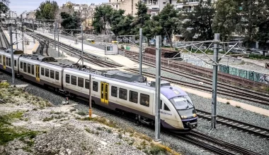 Hellenic Train: Διακοπή δρομολογίων του προαστιακού στο τμήμα Αθήνα – Άγιοι Ανάργυροι λόγω φωτιάς