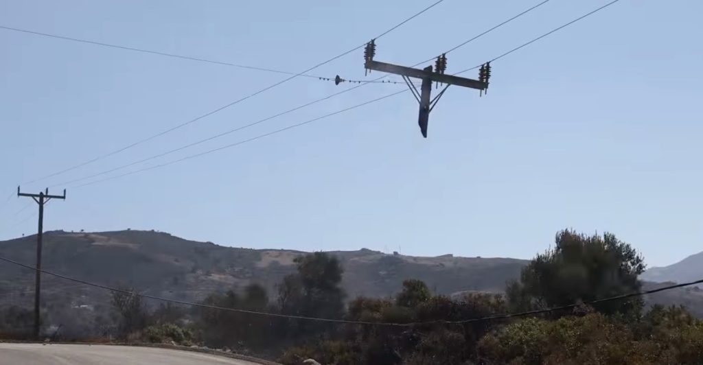 Ρέθυμνο: Φλεγόμενος στύλος ηλεκτρικού ρεύματος κόπηκε και κρεμόταν πάνω από τον δρόμο – Βίντεο σοκ