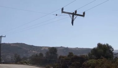 Ρέθυμνο: Φλεγόμενος στύλος ηλεκτρικού ρεύματος κόπηκε και κρεμόταν πάνω από τον δρόμο – Βίντεο σοκ