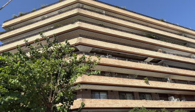 Έτσι είναι σήμερα η πολυκατοικία από τη θρυλική σειρά «Το Ρετιρέ» (φώτο)