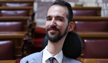 Κάταγμα στο γόνατο και γύψο μετά από πτώση από το αμαξίδιό του για τον Σ.Κυμπουρόπουλο