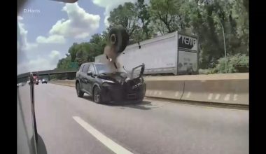 Ελαστικό «πύραυλος» συνθλίβει SUV σε αυτοκινητόδρομο στην Φιλαδέλφεια