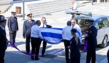 Αγρίνιο: Βαθιά θλίψη στην κηδεία του 27χρονου πυροσβέστη – Με τιμές ήρωα το τελευταίο «αντίο» (φωτο)