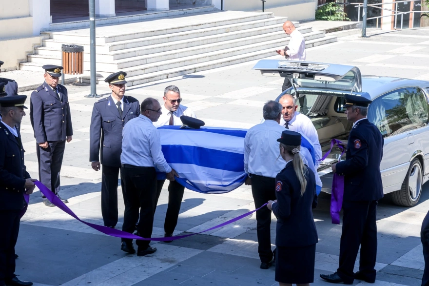 Αγρίνιο: Βαθιά θλίψη στην κηδεία του 27χρονου πυροσβέστη – Με τιμές ήρωα το τελευταίο «αντίο» (φωτο)