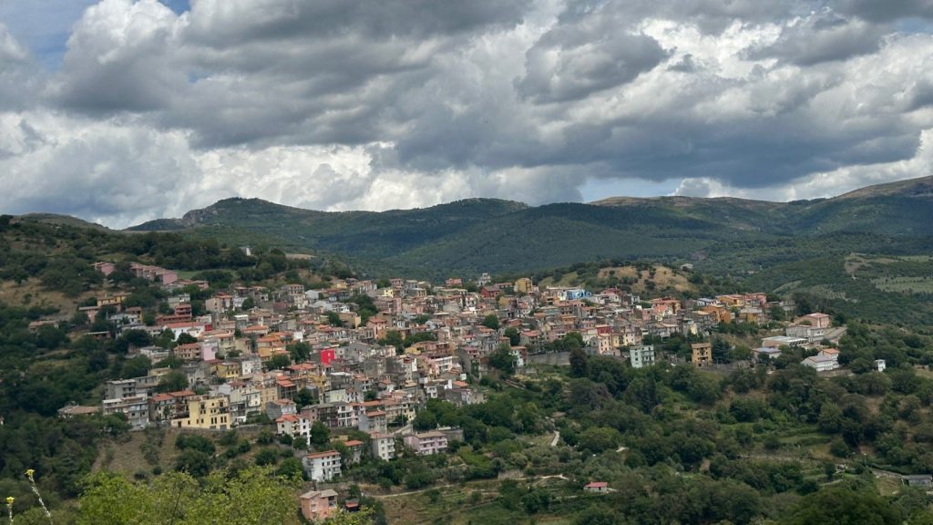Το χωριό όπου οι κάτοικοι ζουν πάνω από 100 χρόνια – Αυτό είναι το μυστικό τους!