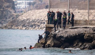 Η Γαλλία ενισχύει τους ελέγχους στα σύνορα μετά τη μαζική είσοδο αλλοδαπών στη Θέουτα της Ισπανίας