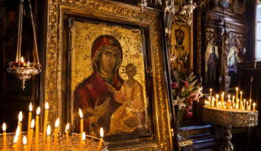 Οι εικόνες που «γύρισαν» μόνες τους στις εκκλησίες – Οι συγκλονιστικές παραδόσεις που πέρασαν από γενιά σε γενιά