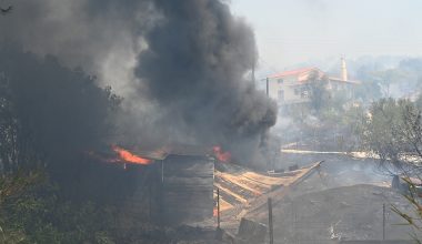 Σε πύρινο «κλοιό» Βοιωτία, Αργολίδα, Κρήτη και Αχαΐα – Εκκενώσεις οικισμών – Καίγονται περιουσίες