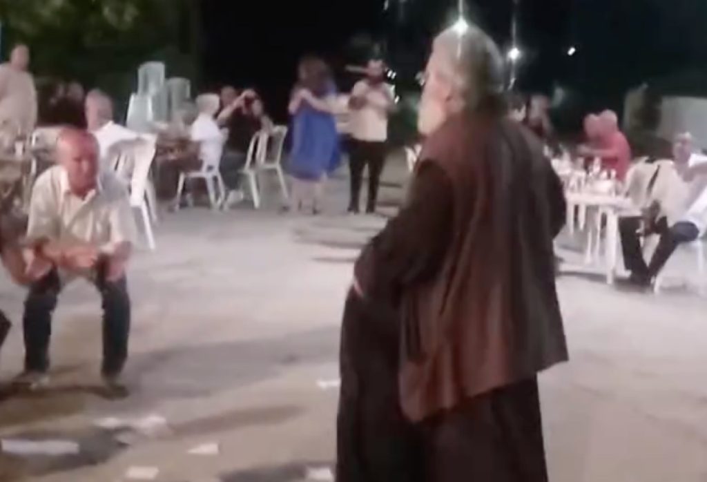 Σέρρες: Ιερέας πήρε το μικρόφωνο – Ο συνάδελφός του χόρεψε ζεϊμπέκικο και το πλήθος αποθέωσε (βίντεο)