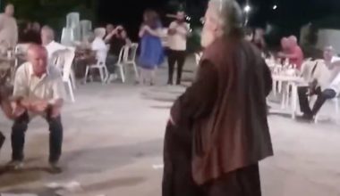 Σέρρες: Ιερέας πήρε το μικρόφωνο – Ο συνάδελφός του χόρεψε ζεϊμπέκικο και το πλήθος αποθέωσε (βίντεο)
