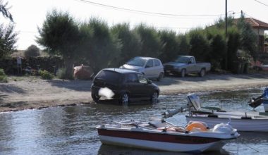 Έβαλε το αυτοκίνητο για… μπάνιο – Πάρκαρε μέσα στη θάλασσα (φώτο)