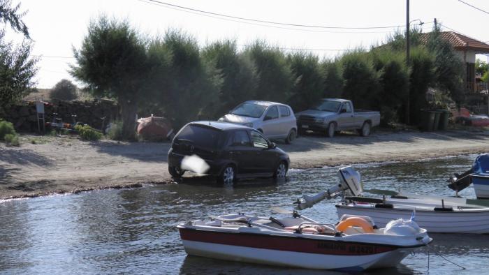 Έβαλε το αυτοκίνητο για… μπάνιο – Πάρκαρε μέσα στη θάλασσα (φώτο)