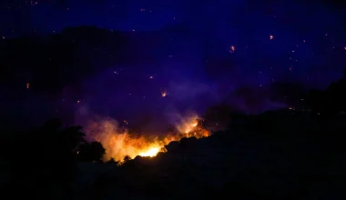 Νύχτα αγωνίας για τους κατοίκους στη Βοιωτία και το Ρέθυμνο: Εικόνες Αποκάλυψης εξαιτίας των πυρκαγιών (βίντεο)